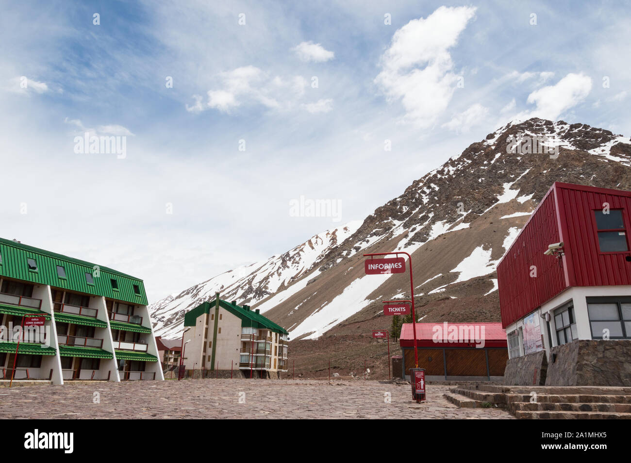 Querformat von Los Penitentes Ski Center Anden mit schneebedeckten Bergen im Hintergrund, ohne die Menschen an einem bewölkten Tag. Mendoza, Argentinien Stockfoto