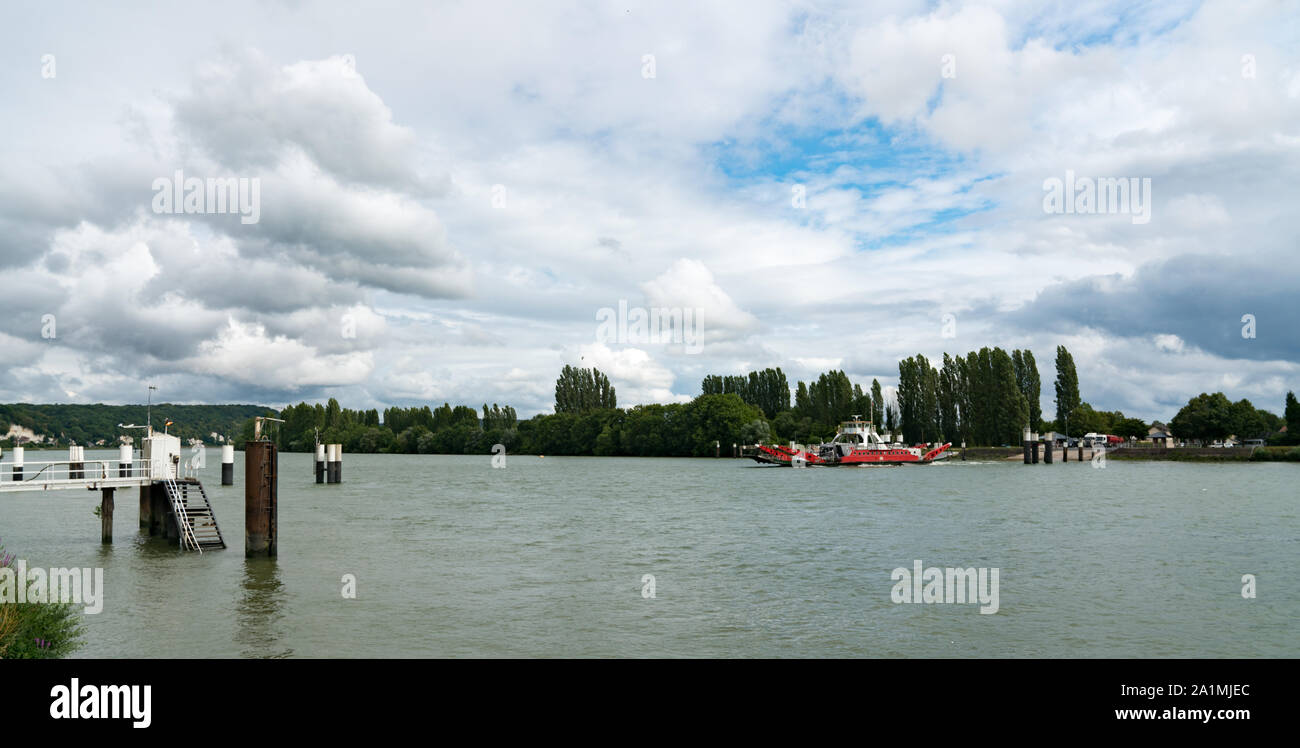 Duclair, Seine-Maritime/Frankreich - 13. August 2019: Auto und LKW Fähre den Fluss Seine Kreuzung in Jumièges in der Haute-normandie Stockfoto