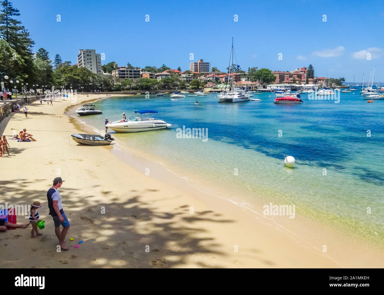 Die Menschen genießen Sie einen sonnigen Tag an der Manly Cove Beach in Sydney, Australien. Stockfoto