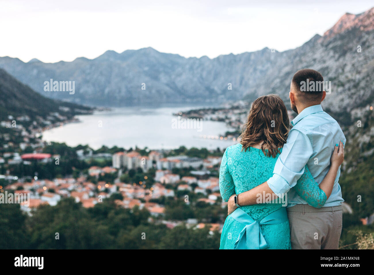Ein paar Touristen Umarmung und die schöne Aussicht auf die Bucht von Kotor und die Stadt Kotor in Montenegro genießen. Reisen zusammen. Stockfoto