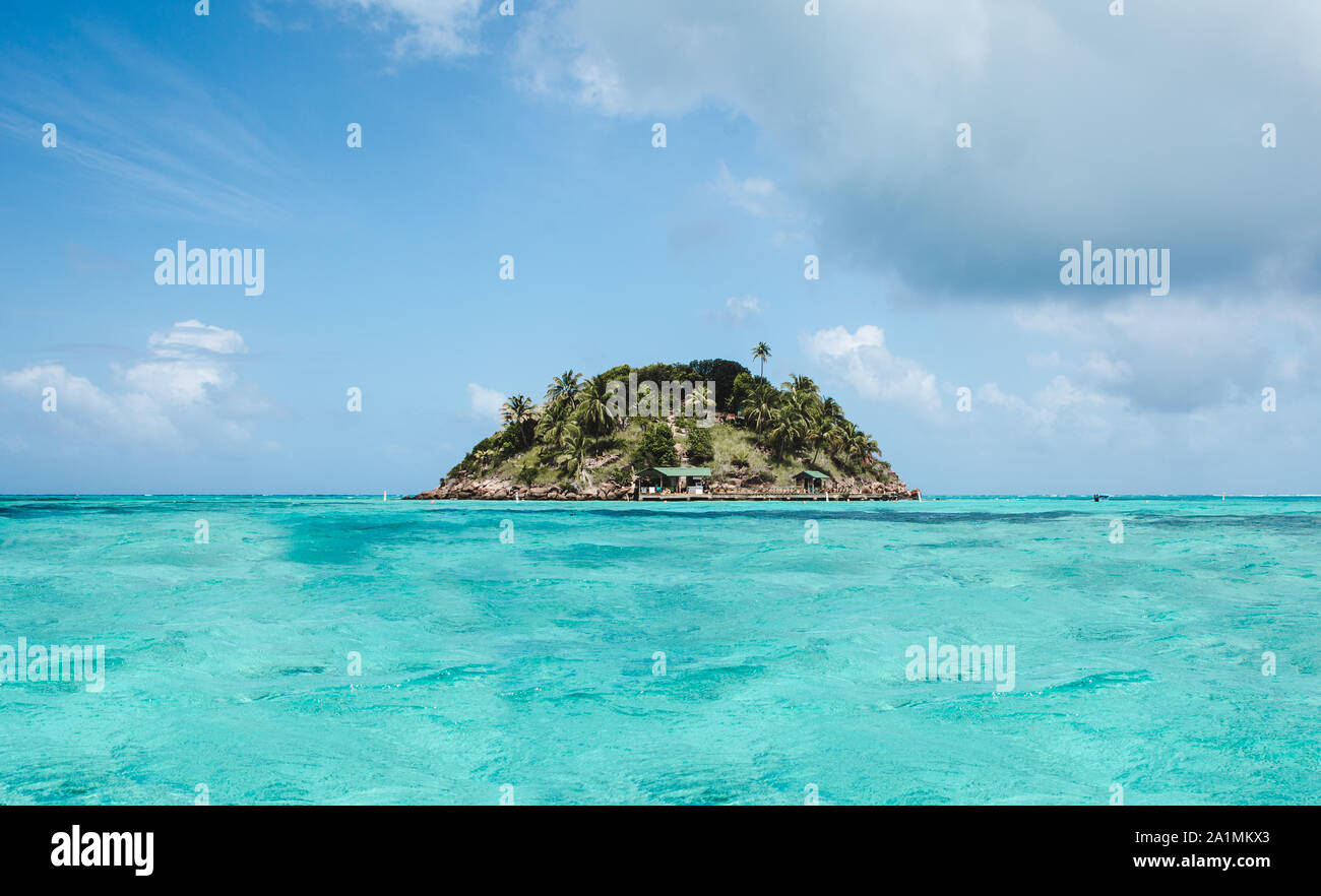 Intensives türkisfarbenes Wasser rund um Crab Cay, einen kleinen Felsen vor der Isla de Providencia, einer der paradiesischen karibischen Inseln Kolumbiens Stockfoto