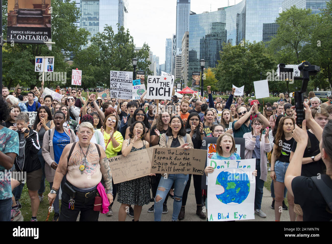 Toronto, Kanada. September 27, 2019: Aktivisten in Toronto in der globalen "Freitags für Zukunft' klima Streik teilnehmen. Der Protest ist Teil einer weltweiten Bewegung, die fordert unverzügliche Maßnahmen in Bezug auf den Klimawandel. Credit: Giles Campbell/ZUMA Draht/Alamy leben Nachrichten Stockfoto
