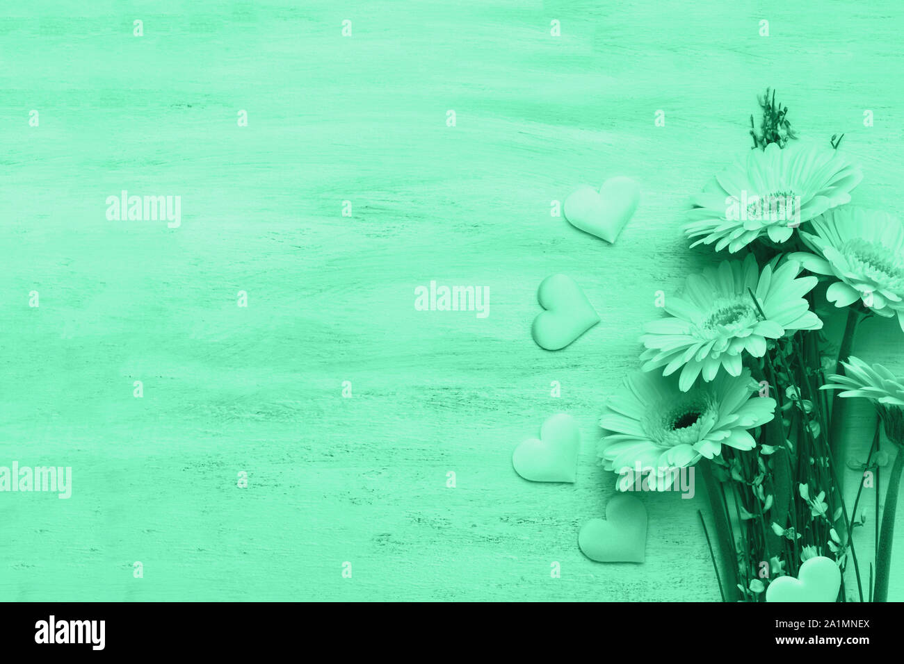 Schöne rosa und gelbe Blumen auf Pastellgrün Hintergrund mit Herzen. Frau, Mutter, Valentinstag Grußkarte. Stockfoto