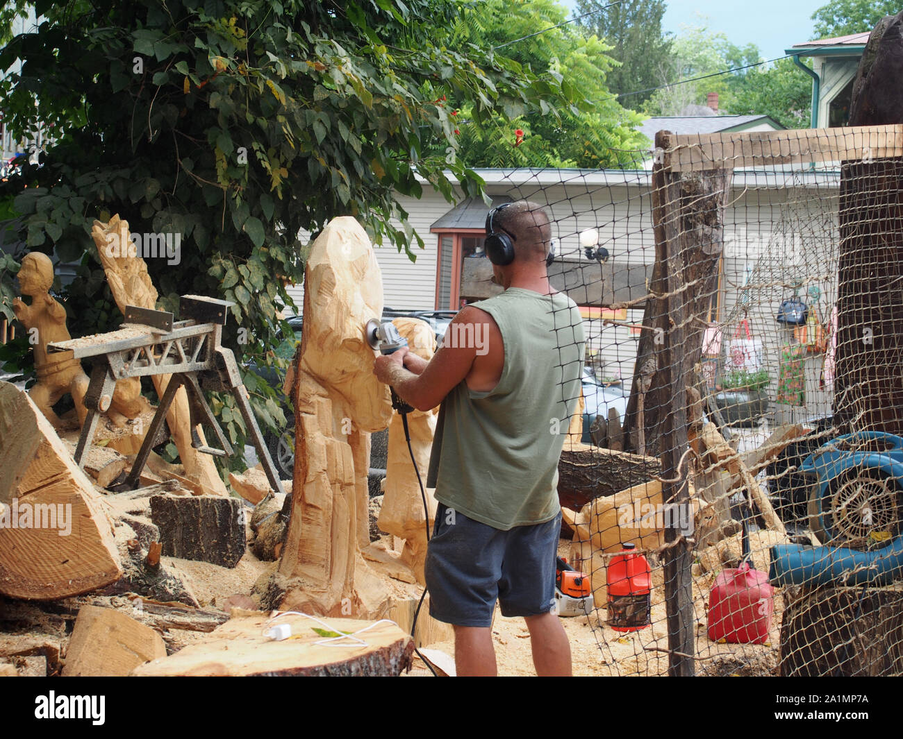 Künstler Bildhauerei Holz in der altmodischen Kunst und Handwerk Dorf von Nashville, Indiana, USA, Juli 29, 2019, © katharine Andriotis Stockfoto