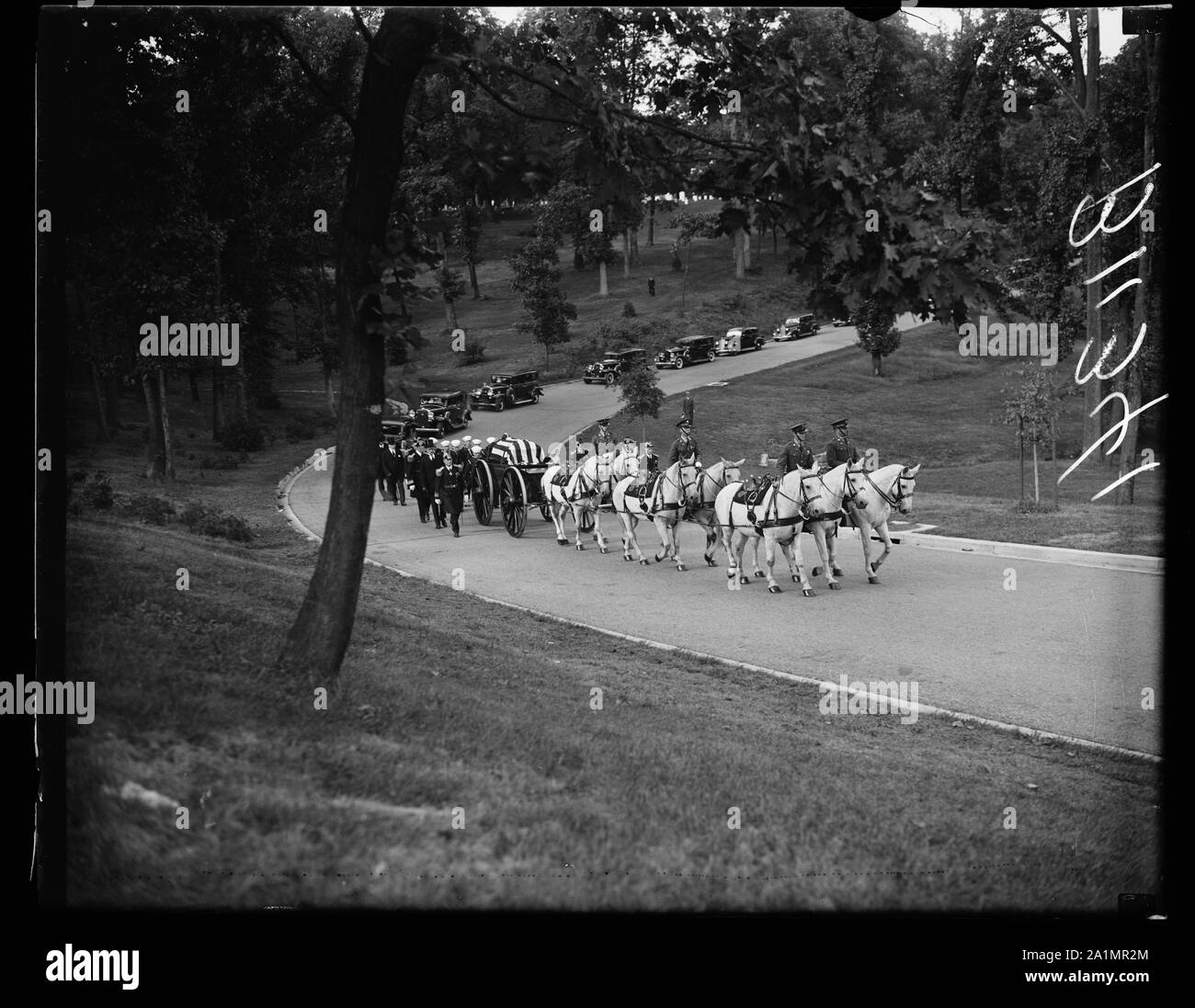 Auf dem Weg zur letzten Ruhestätte, den Nationalfriedhof Arlington, VA, Okt. 1. Wasserhahn wurde heute Klang für den Admiral William Sowden Sims, kriegszeiten Kommandant der United States Naval Forces in Europa, der heute als Körper wurde es unten s letzte Ruhestätte neben anderen amerikanischen Helden. Dieses Foto wurde aufgenommen, als die caisson wended seinen Weg durch den Friedhof Stockfoto