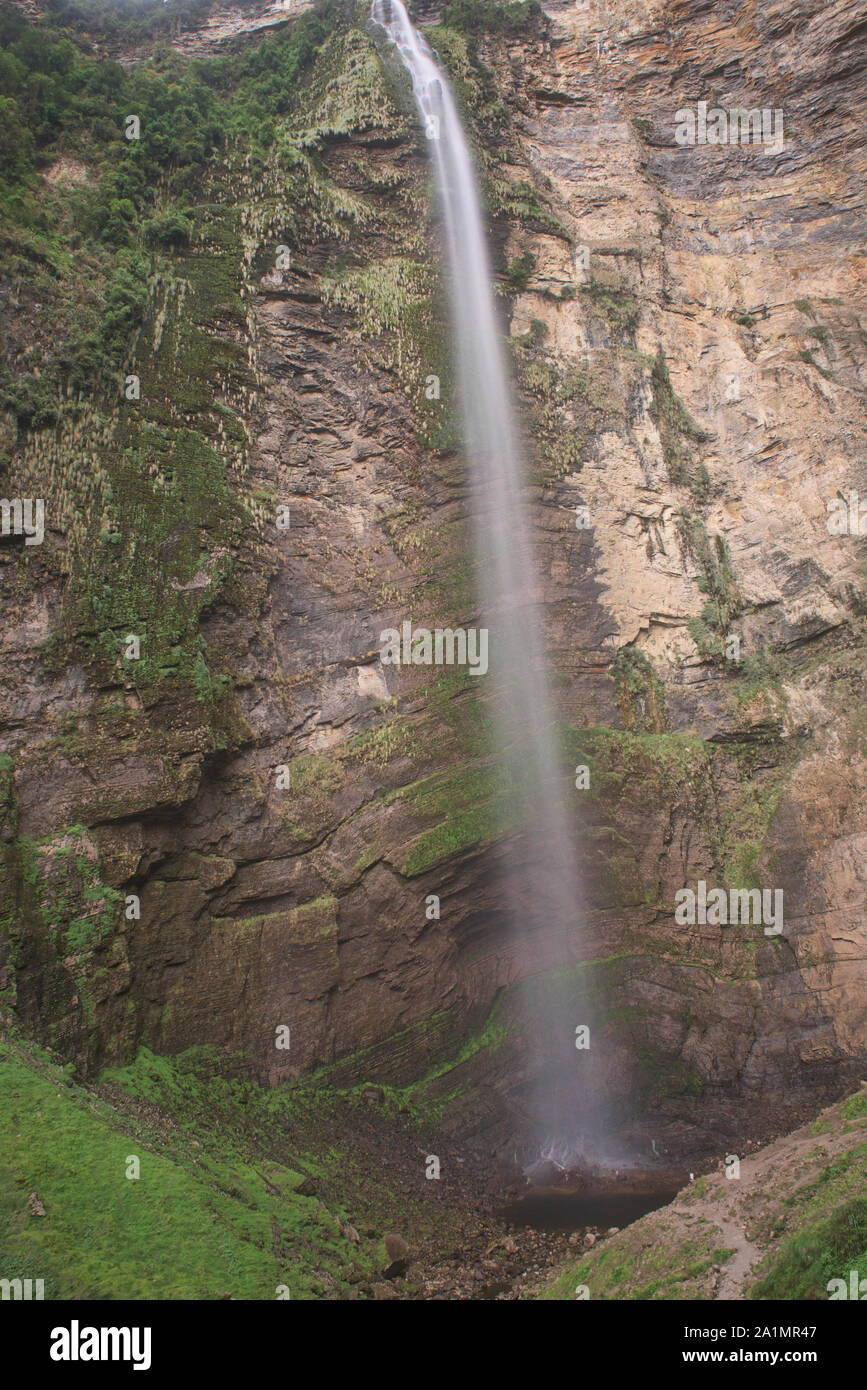 Lange Belichtung der erstaunlichen Gocta fällt im Nebelwald von Chachapoyas, Amazonas, Peru Stockfoto