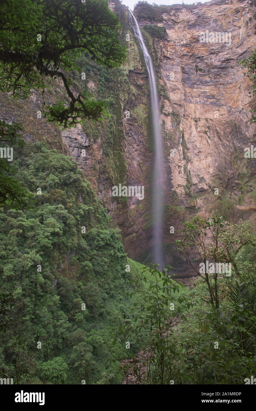 Lange Belichtung der erstaunlichen Gocta fällt im Nebelwald von Chachapoyas, Amazonas, Peru Stockfoto