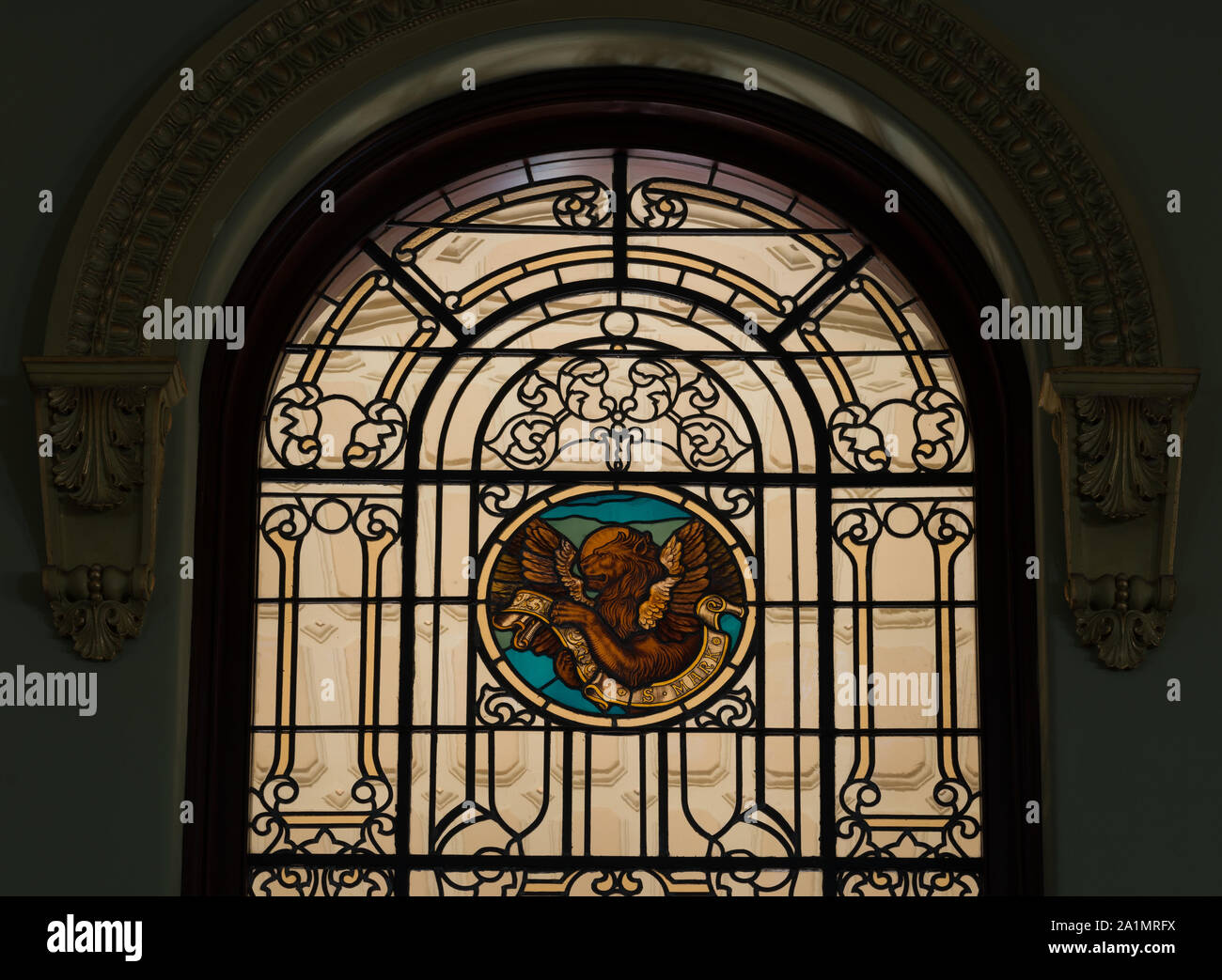 Eine der 49 viktorianischen Buntglasfenster, vom renommierten J & R Lamm Studios innerhalb der ersten presbyterianischen Kirche in Orange, Texas Stockfoto