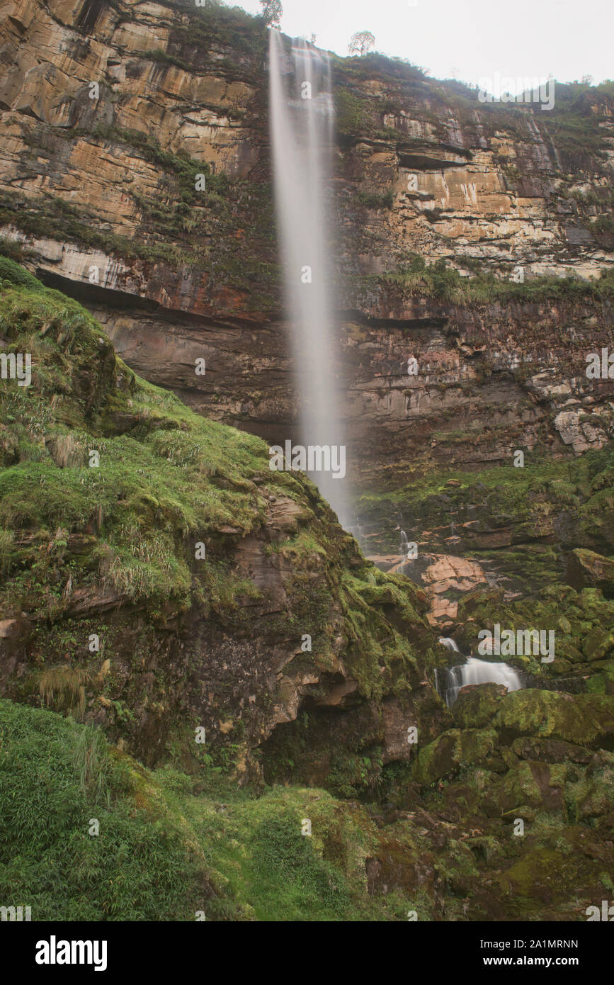 Lange Belichtung der erstaunlichen Gocta fällt im Nebelwald von Chachapoyas, Amazonas, Peru Stockfoto