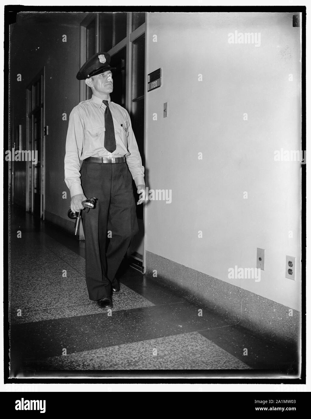Einer der Männer, bewachen die F.B.I. Washington, D.C., Aug. 6. Guard Arthur E. Focht, Patrouille im Justizministerium Gebäude, Hinweis: das Telefon in der Hand, dieses Telefon kann überall gesteckt auf seinem Beat werden Brände oder andere sorgen, ohne die Wache in die Wachstube [zum Bericht...] Stockfoto
