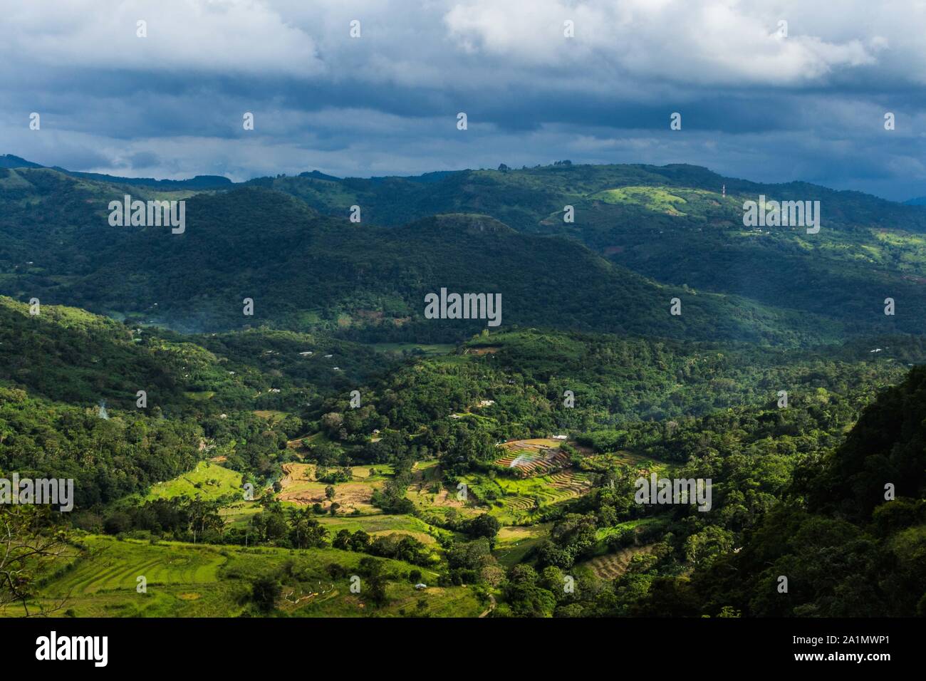 Blick aus der Vogelperspektive auf Sri Lankan landwirtschaftliche Dorf am Morgen Stockfoto