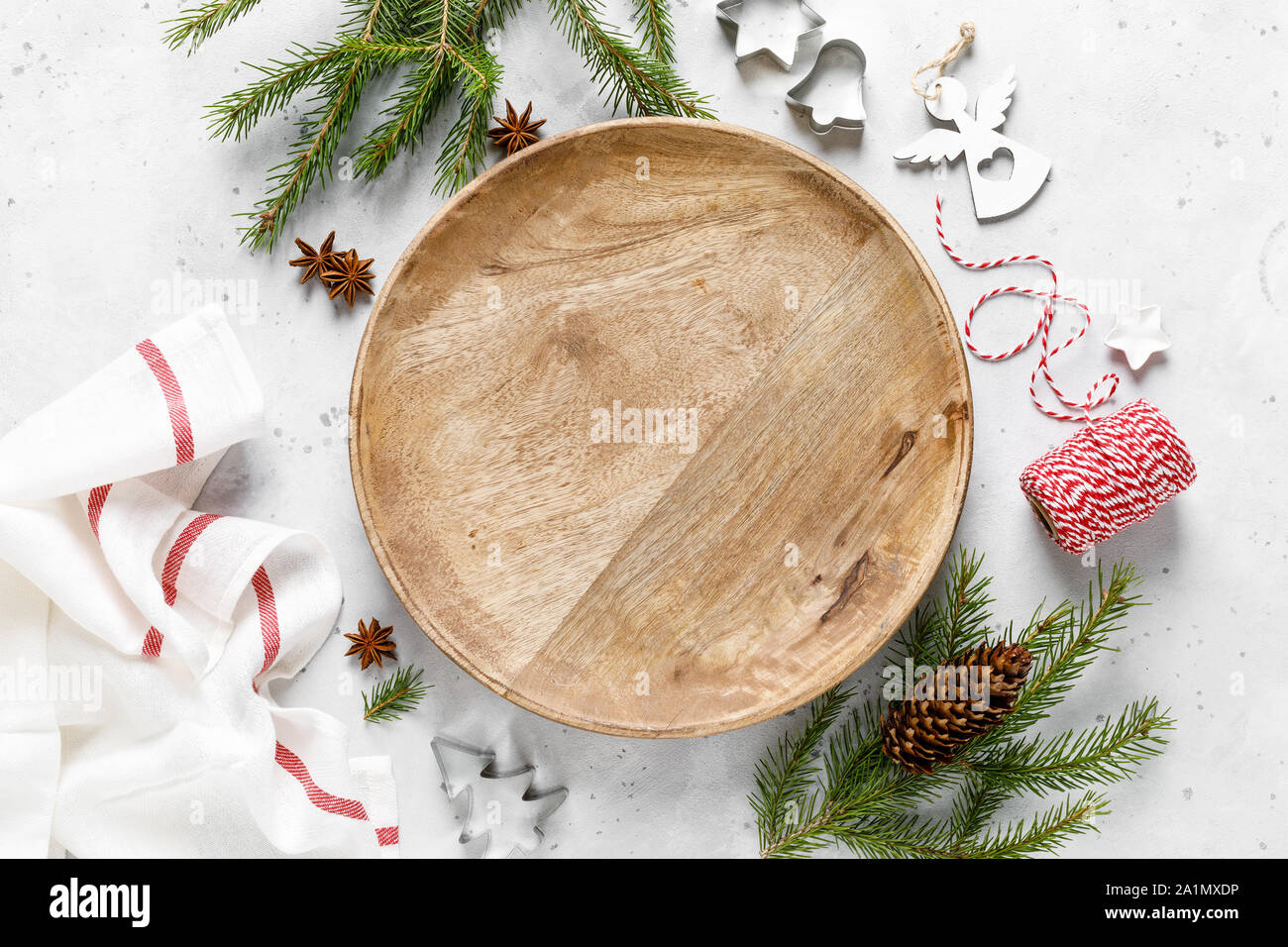 Weihnachten, Noel oder Neues Jahr essen flach Hintergrund mit Weihnachten Dekorationen und Tannenbaum Stockfoto