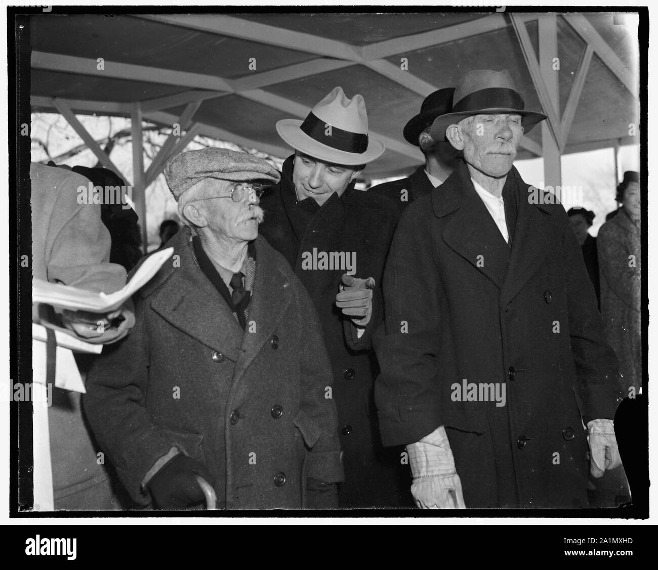 Nur Überlebenden von Washingtons Canal Projekt sehen, es machte einen nationalen Parkway. Washington, D.C., 24.02.22. Der Chesapeake und Ohio Canal aufgegeben, nachdem Sie läuft von Georgetown, D.C., Friedrich, M.D., ein Kanal zum ersten Mal von George Washington, bevor Washington gerichtet gedacht war als Stadt, wurde heute als Nationale Parkway unter der Inneren Abteilung gewidmet. Staatssekretär des Innern, Oscar Chapman - Mitte - der einzige lebende locktenders des Kanals gesprochen, während ein Lastkahn durch Verriegelung Nr. ausgeführt wurde 1. Links nach Rechts: 77-jährige Charles Stewart, Herrn Chapman, Sylvester Pennyf Stockfoto