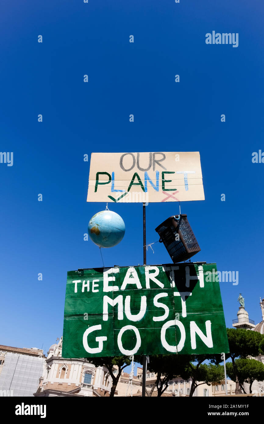 Fridays for Future (FFF). Rom dritter globaler Klimaschutzstreik für die Zukunft. Demonstration junger Studenten protestiert gegen den Klimawandel. Systemänderung nicht Klimawandel. - Studenten, die ein Banner hochhielten, gingen auf die Straße, um gegen den globalen Klimawandel in Zentral-Rom, Italien, Europa, der Europäischen Union, der EU zu demonstrieren. Jeden Freitag skrike. september 2019. Stockfoto