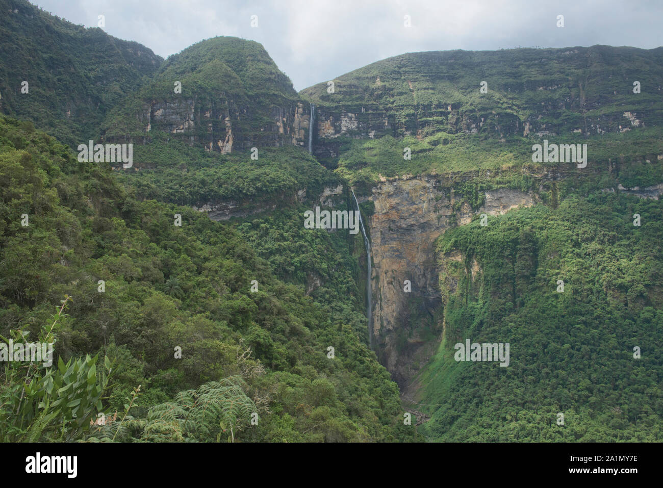Die erstaunliche Gocta fällt im Nebelwald von Chachapoyas, Amazonas, Peru Stockfoto
