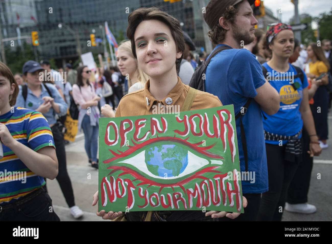 Toronto, Kanada. September 27, 2019: Aktivisten in Toronto in der globalen "Freitags für Zukunft' klima Streik teilnehmen. Der Protest ist Teil einer weltweiten Bewegung, die fordert unverzügliche Maßnahmen in Bezug auf den Klimawandel. Credit: Giles Campbell/ZUMA Draht/Alamy leben Nachrichten Stockfoto