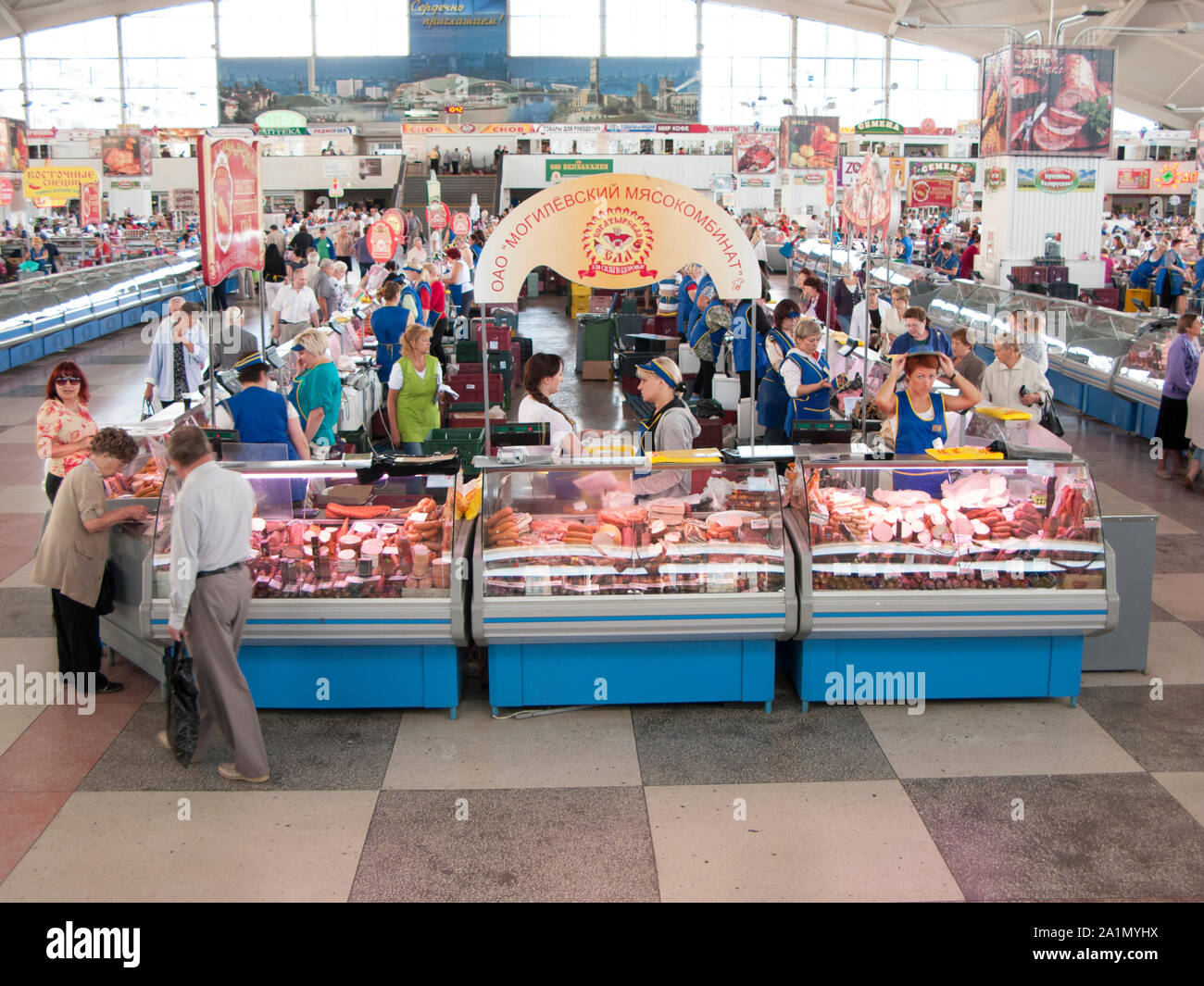 Commerce Tätigkeit Menschen essen bei Komarovsky Marktplatz in Minsk, Weißrussland kaufen Stockfoto