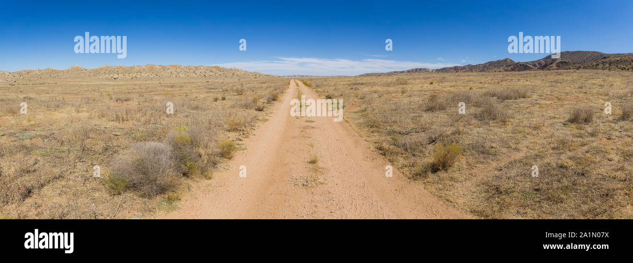 Panoramablick auf einer einsamen Feldweg in der Wüste von Südkalifornien. Stockfoto