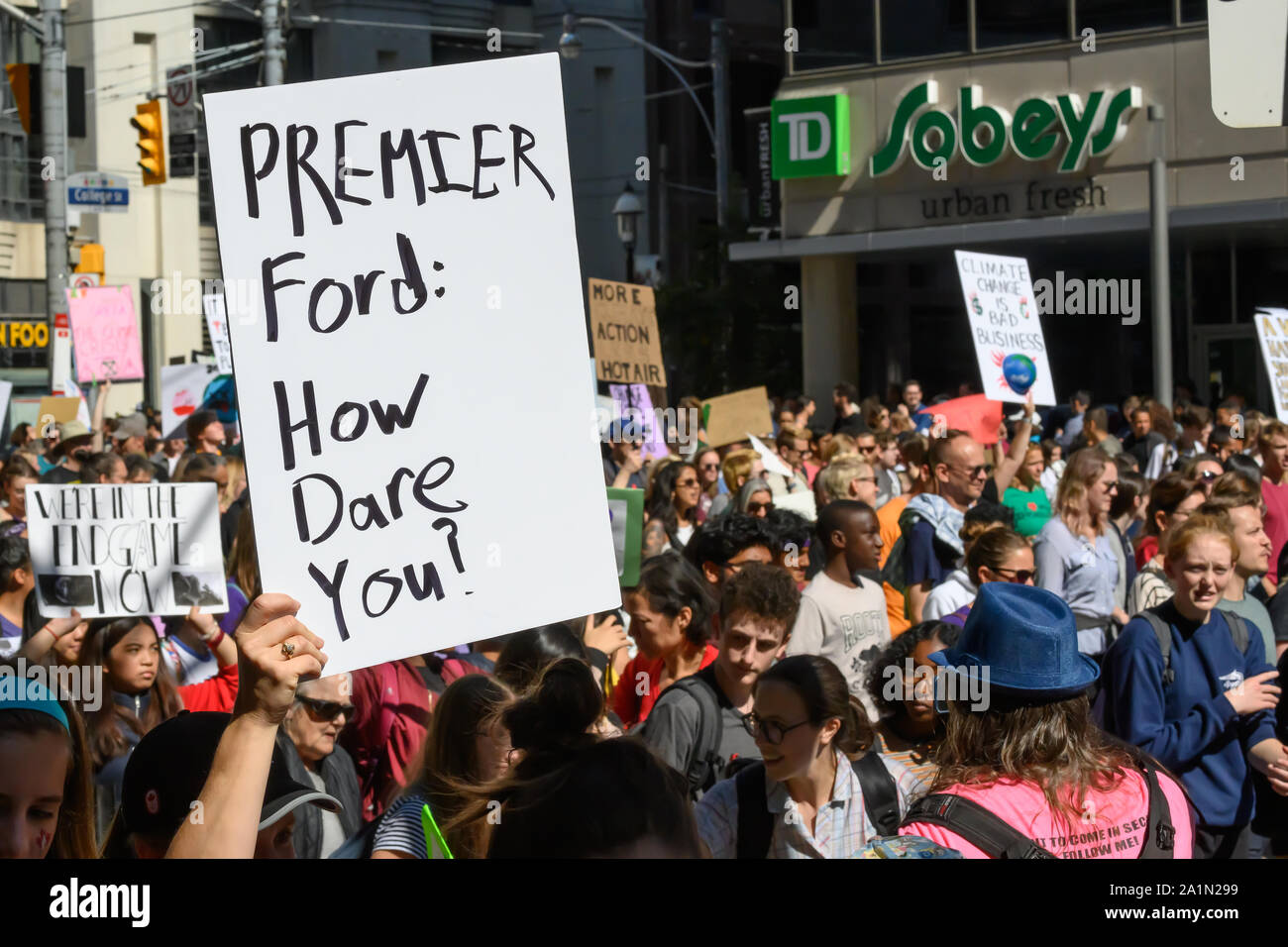 Ein Demonstrator ruft aus Ontario Premier Doug Ford während das Klima Streik in Toronto, Ontario am 27. September 2019. Stockfoto