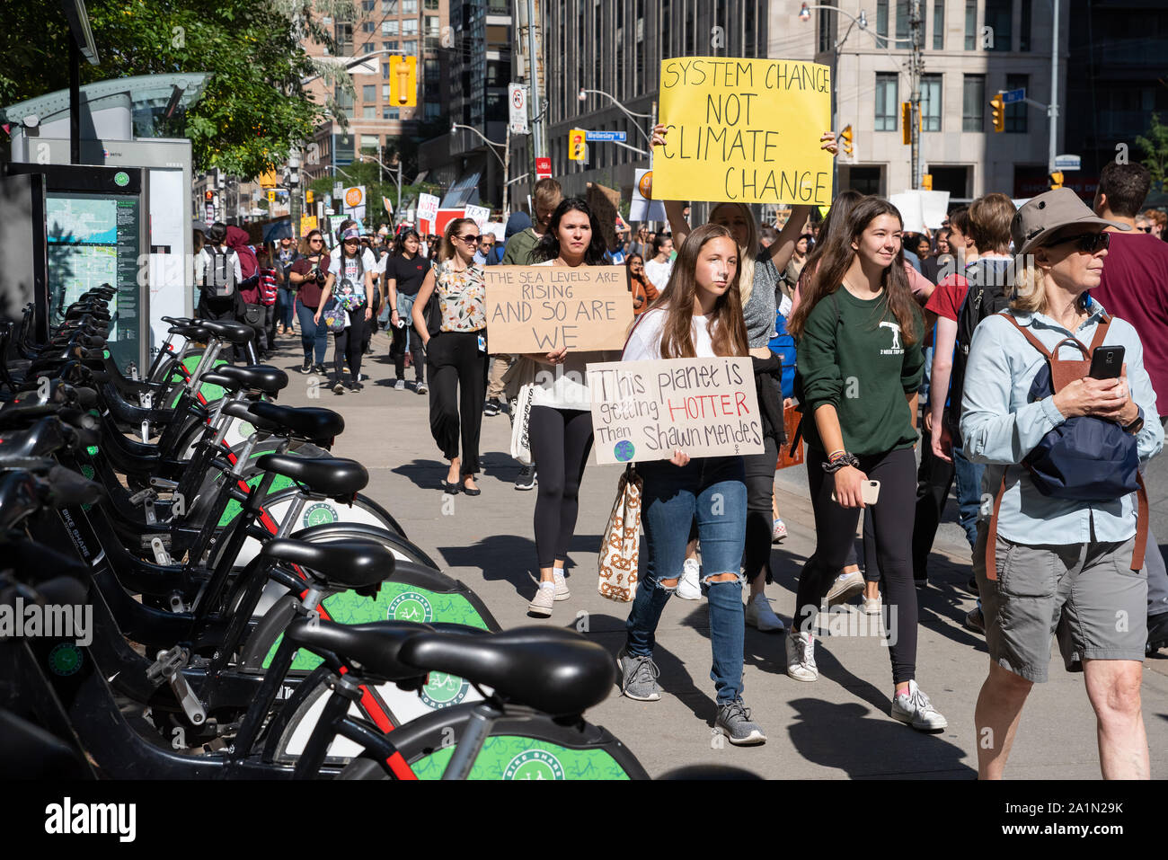 Demonstranten März letzten Fahrräder im City Bike. das Programm während des globalen Klimas Streik am 27. September 2019. Stockfoto