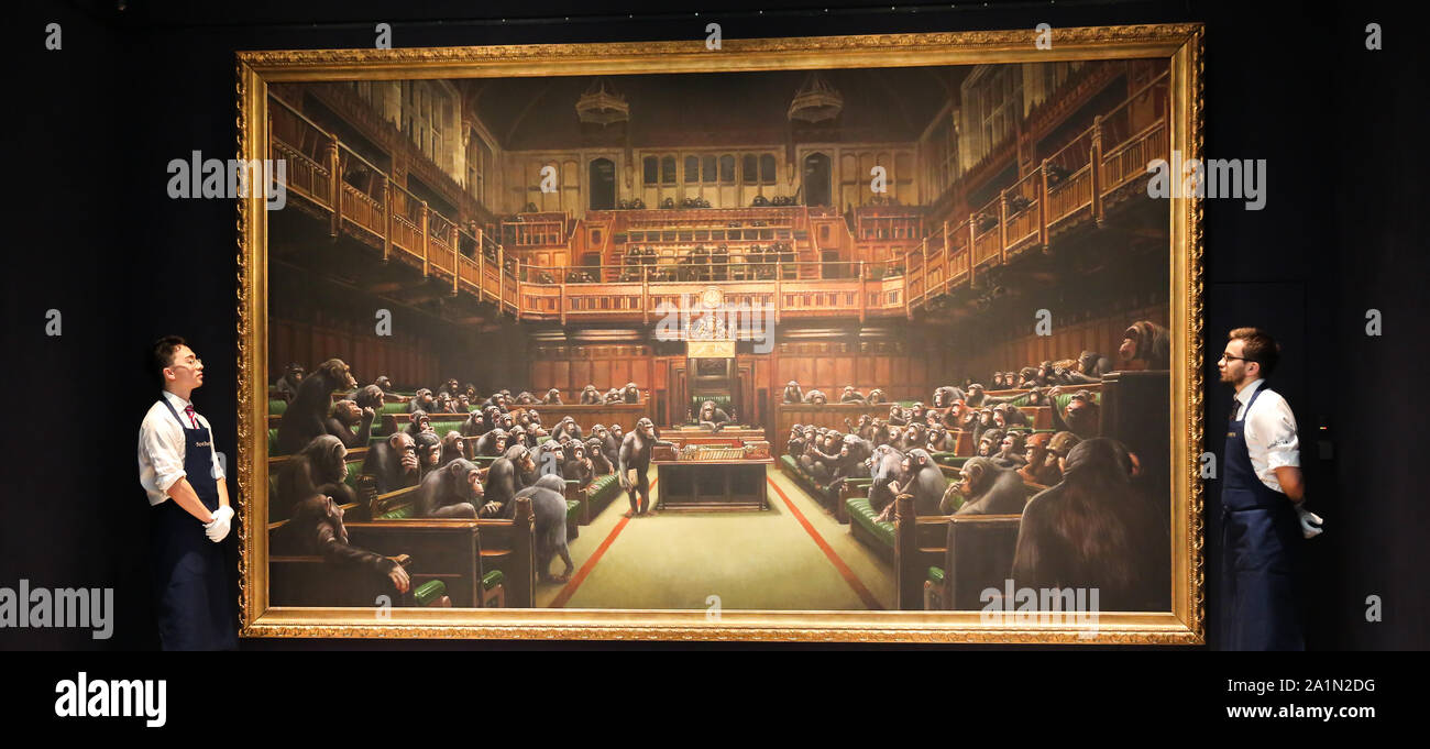 Sotheby's-Techniker sind vor Banksy Malerei "ystopian gesehen, Ansicht des Unterhauses in London Sotheby's. Das Gemälde wird nächsten Monat versteigert werden und ist bei GBP1.5 auf 2 Mio. GBP geschätzt. Stockfoto