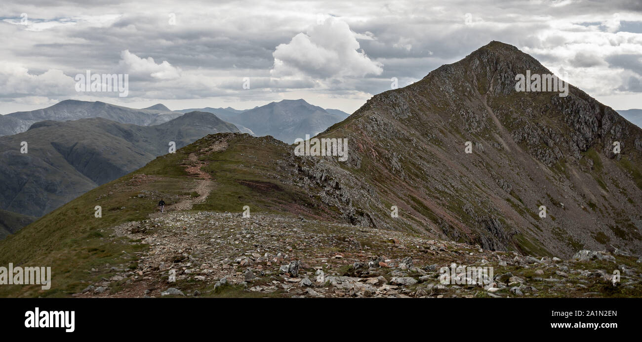 Pfad Verfahren der Ridge zu Stob Dubh, Höhepunkt der Buachaille Etive Beag, in Glencoe, Highlands von Schottland. Mit Wolken im Himmel. Munro bagging. Uhr Stockfoto