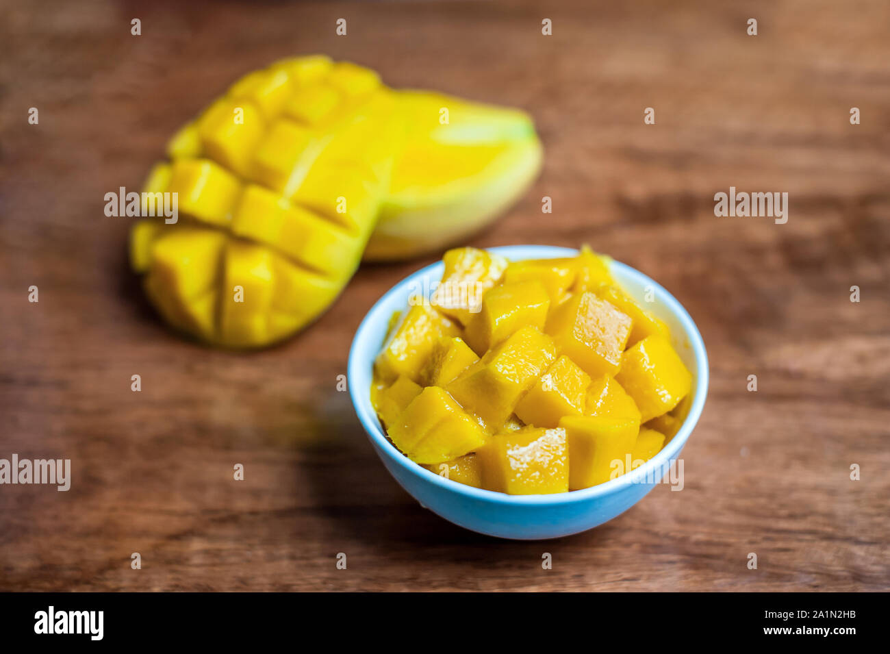 Schale mit gesunder frischer Mango Stockfotografie - Alamy