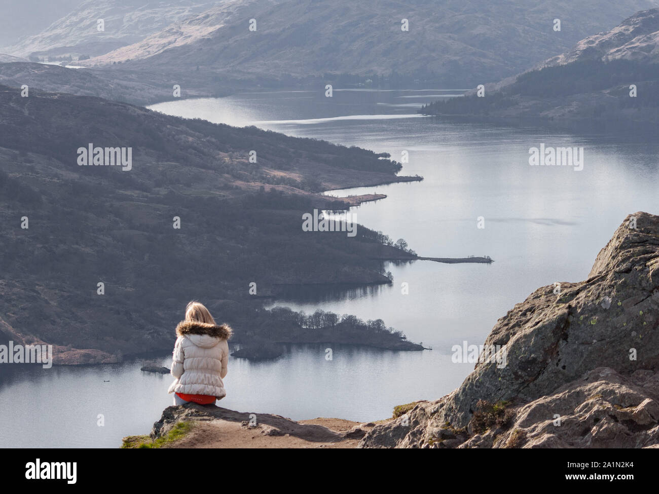 Loch Lomond und der Trossachs National Park, Schottland. 03/31/19. Eine Frau mit Blick auf Loch Katrine von oben Ben A'an. Wandern. Abenteuer Stockfoto