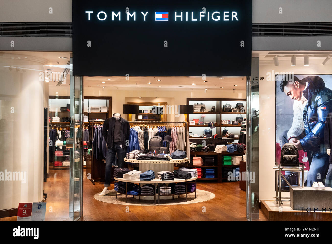 Amerikanische multinationale Kleidung mode Marke Tommy Hilfiger Store ist  in Hong Kong gesehen Stockfotografie - Alamy