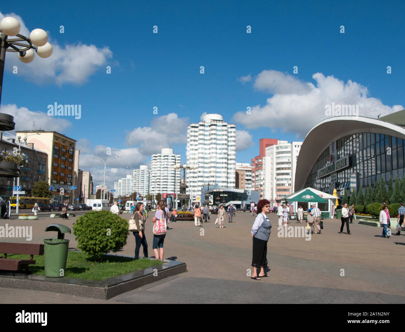 Menschen zu Fuß rund um den Marktplatz in Komarovsky Minks Belarus Stockfoto
