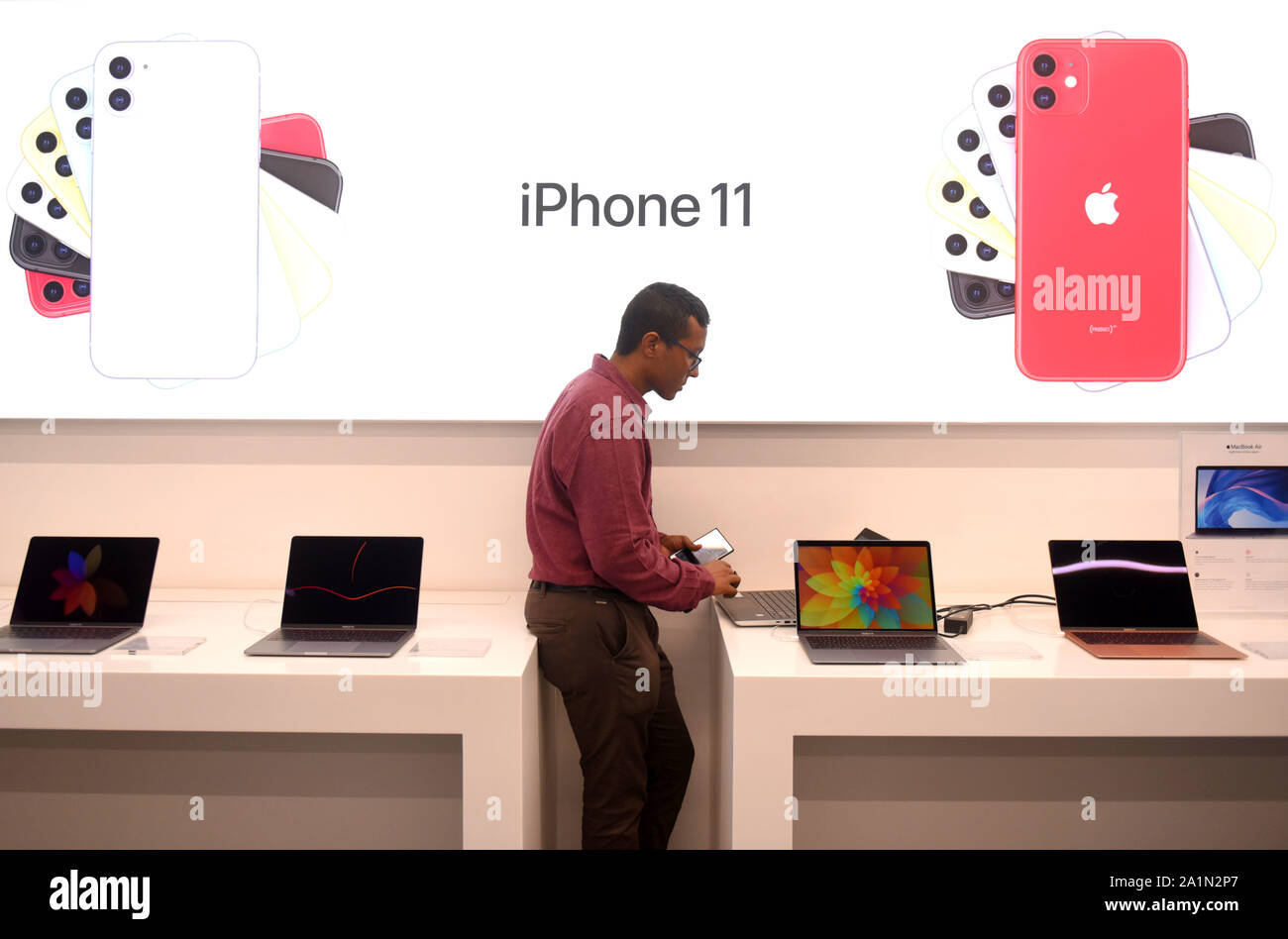 Ein Demonstrator prüft die Spezifikation der neu lancierte Apple Telefon an ein Einkaufszentrum in Kalkutta. Apple iPhone 11 Smartphone offiziell in Indien gestartet. Stockfoto