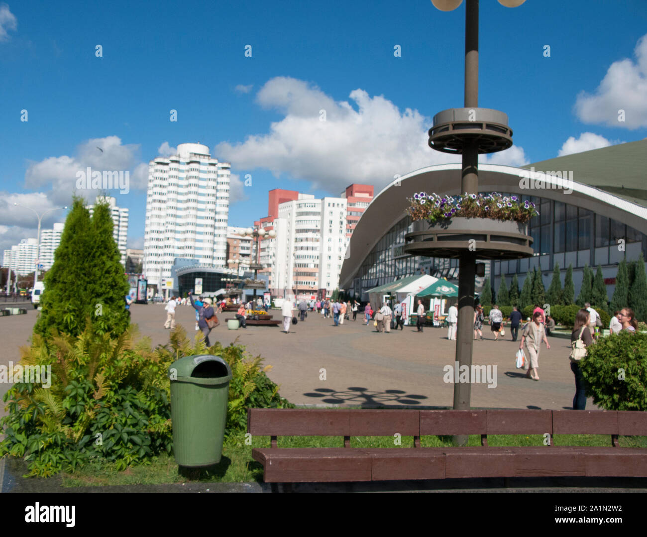 Menschen zu Fuß rund um den Marktplatz in Komarovsky Minks Belarus Stockfoto