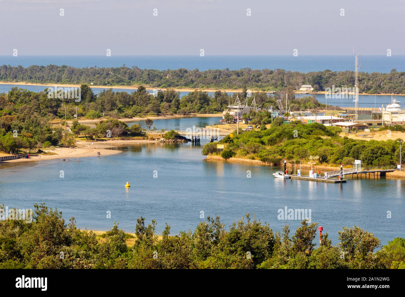 Blick auf den Farren Insel vom See Eingang Lookout - Lakes Entrance, Victoria, Australien Stockfoto