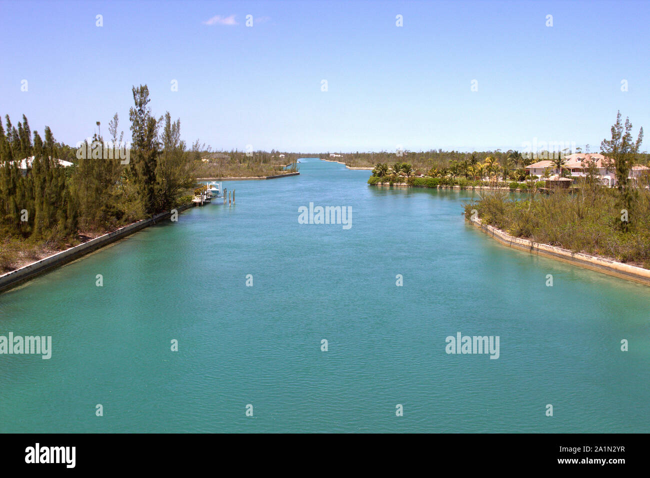 Foto des Grand Lucayan Wasserstraße von der Casuarina Brücke, Blick nach Norden. Die Binnenschifffahrt schneidet der Insel Grand Bahama. Stockfoto