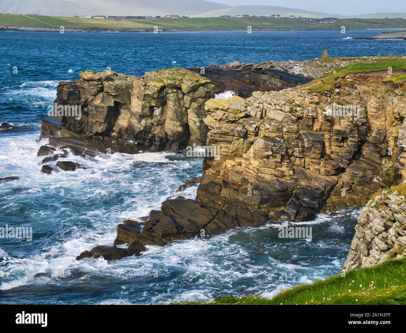 Wellen auf schrägen Sandstein Klippen auf dem South Shetland Küste in der Nähe von Sumburgh Head - Grundlage ist dabei die Bressay Flagstone Bildung - San Stockfoto