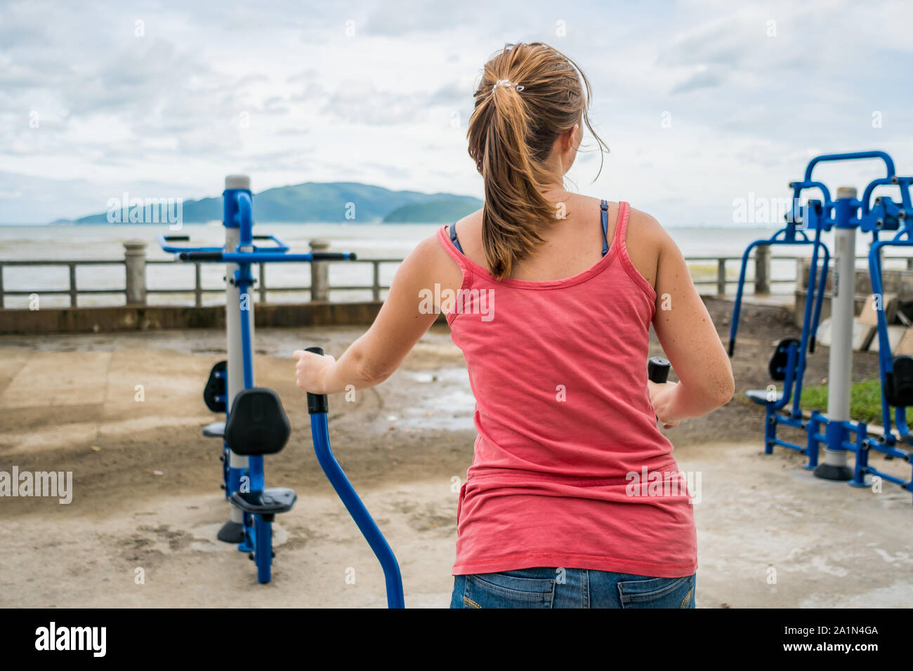 Junge Frau wollen, Gewicht zu verlieren ist in der engagiert Fitnessraum Stockfoto