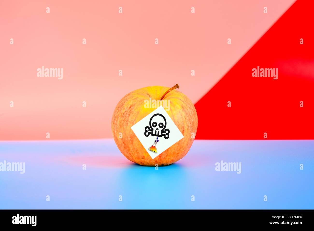 Ein Apple mit Label von gefährlichen Chemikalien, Konzept der giftige Früchte. Stockfoto