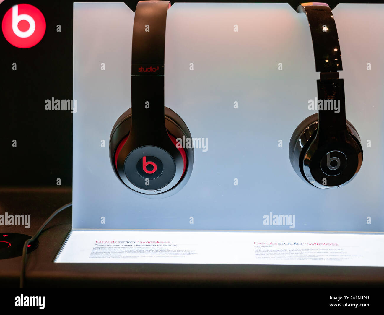 Moskau Russland 14 September 2019 Beats Solo 3 Kabellose Kopfhorer Auf Anzeige In Minianwendungen Zu Speichern Bluetooth Ohrhorer Ist Sehr Popular Weil Neueste Mo Stockfotografie Alamy