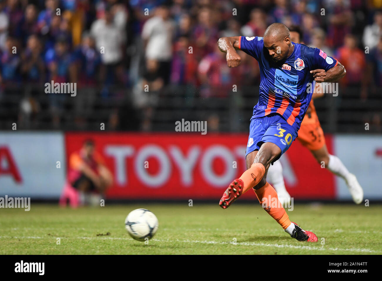 Josimar von Port Fc (Nr. 30), die in Aktion während der Thai League 2019 zwischen Port Fc und Nakhon Ratchasima fc am PAT Stadion onSeptember 27, 2019 in Bangkok, Thailand (Foto durch Amphol Thongmueangluang/Pacific Press) Quelle: Pacific Press Agency/Alamy leben Nachrichten Stockfoto