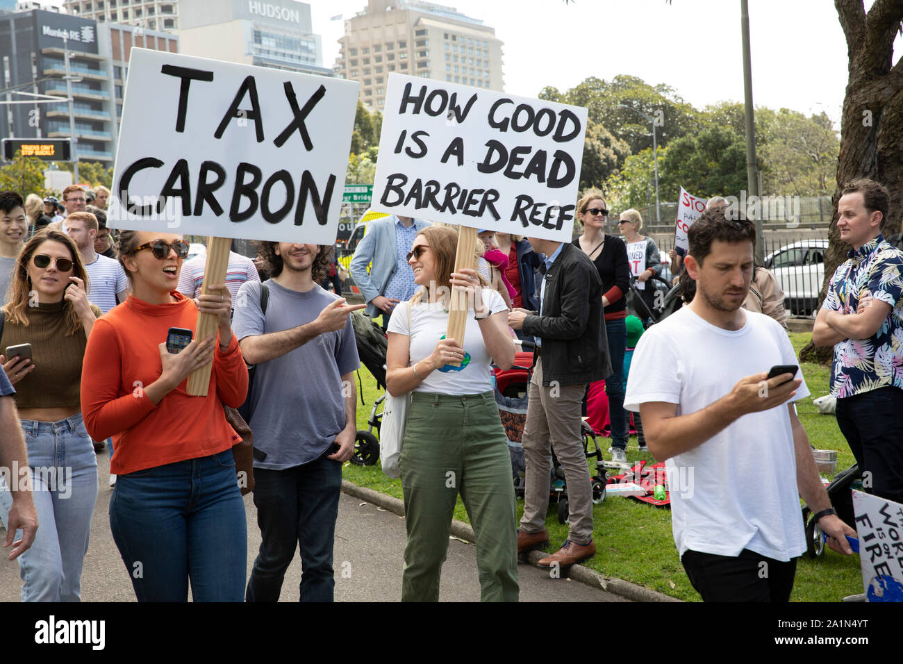 Sydney, Jugendliche halten Schilder und Plakate Demonstranten gegen die Untätigkeit der Politik an der Sydney Klimawandel strike Rally, Sydney, Australien Stockfoto