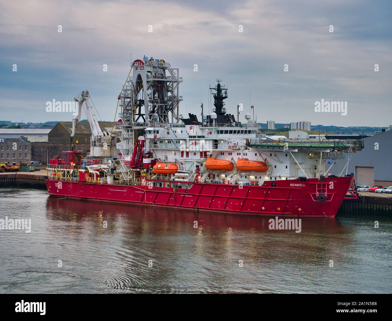 Öl von der Industrie unterstützt Schiff Seawell Anker im Hafen von Aberdeen, Schottland, Großbritannien - 2007 erbaut Stockfoto