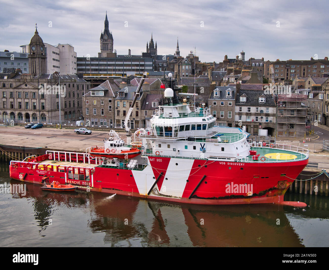 Vos Entdeckung Anker im Hafen von Aberdeen, Schottland, Großbritannien - dieses Schiff ist eine Offshore Tug/Schiff zur Versorgung in 2007 gebaut. Stockfoto
