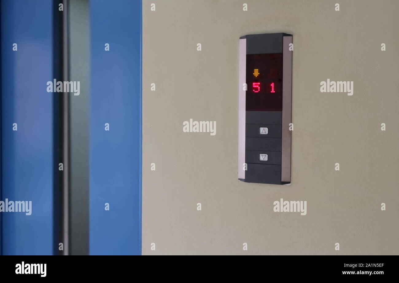 Closeup Aufzug Knopfleiste konzentrieren sich auf LED-Display. Die Aufzugstür geschlossen wird. Stockfoto