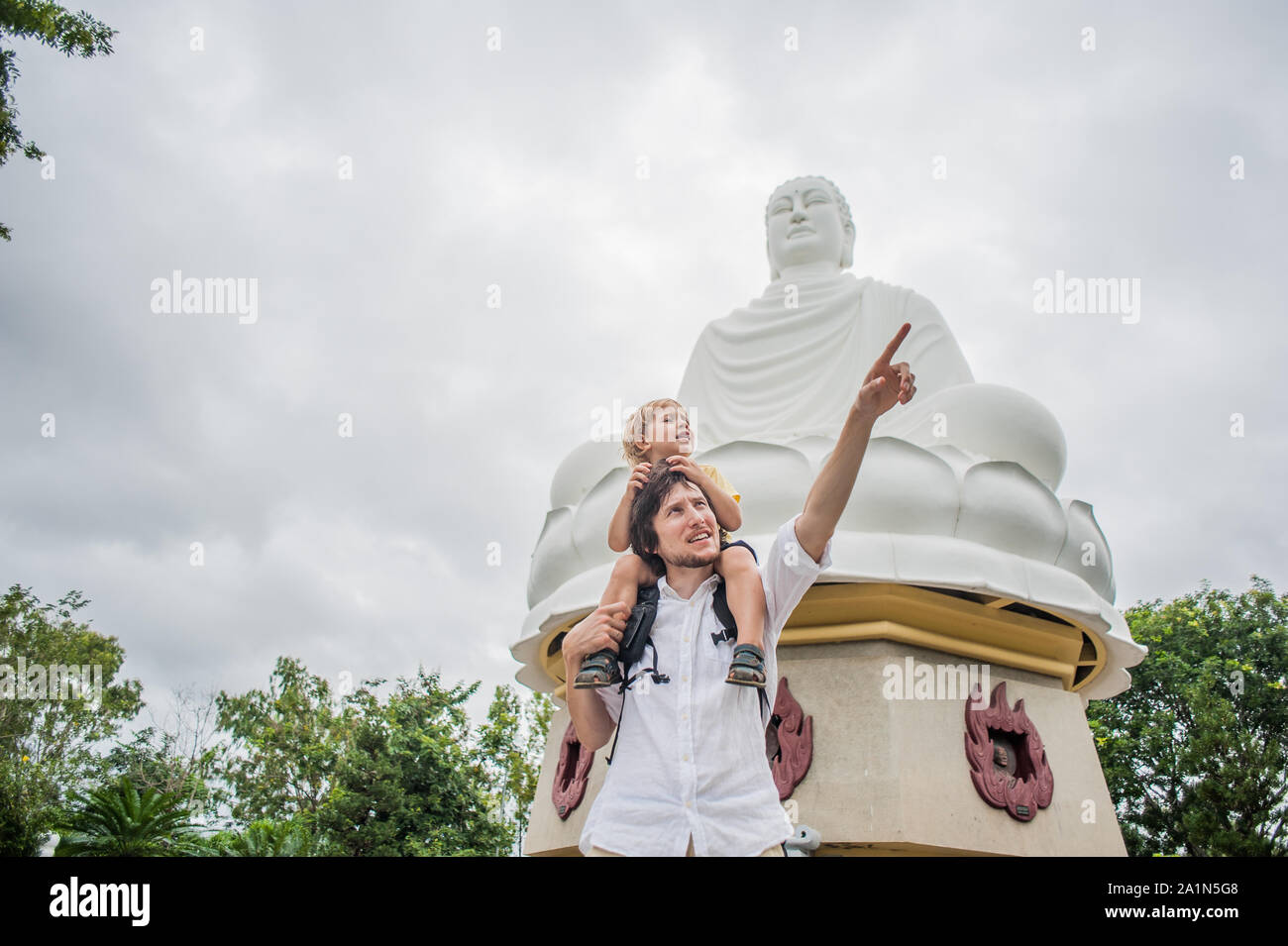 Glückliche Touristen Vater und Sohn in Longson Pagode Stockfoto