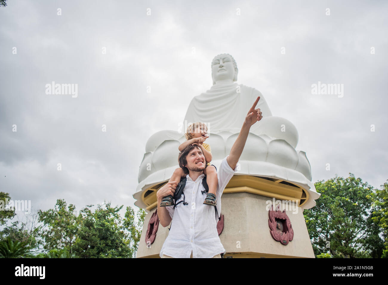 Glückliche Touristen Vater und Sohn in Longson Pagode Stockfoto