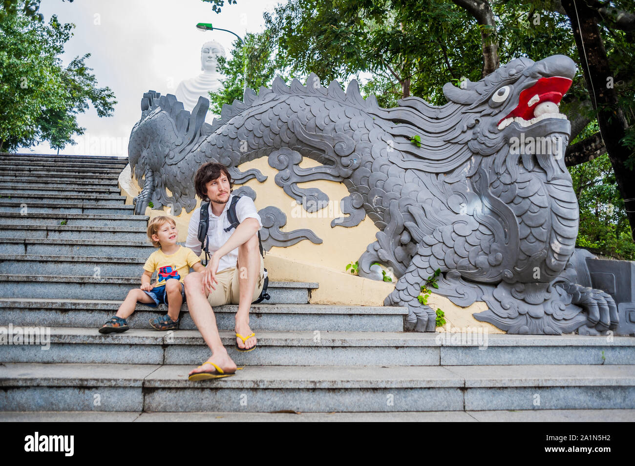 Glückliche Touristen Vater und Sohn in Longson Pagode Stockfoto