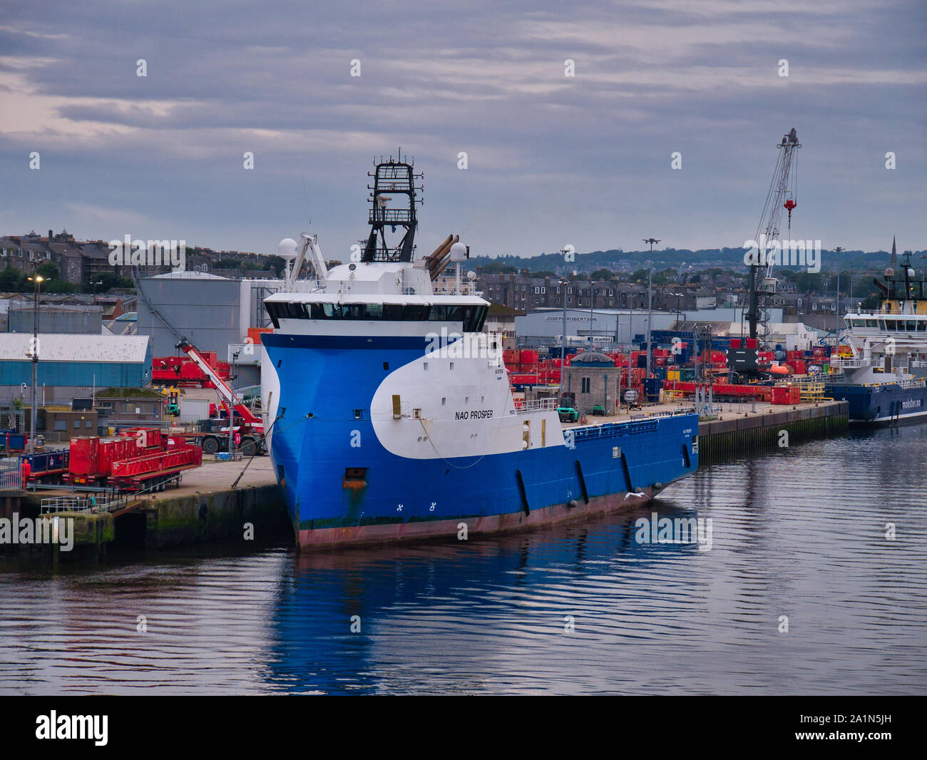 Nao Prosper Anker im Hafen von Aberdeen, Schottland, Großbritannien - dieses Schiff ist eine Offshore Tug/Schiff zur Versorgung im Jahr 2012 gebaut. Stockfoto