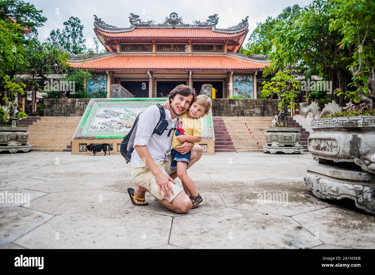 Glückliche Touristen Vater und Sohn in Longson Pagode Stockfoto