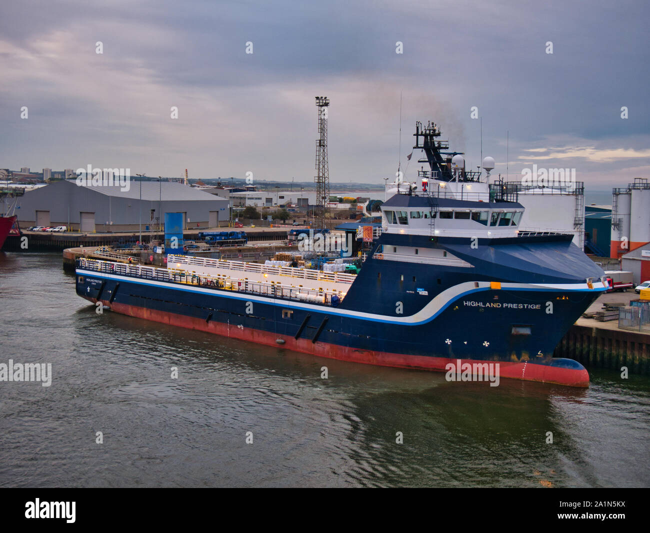 Highland Prestige Anker im Hafen von Aberdeen, Schottland, Großbritannien - dieses Schiff ist eine Offshore Tug/Schiff zur Versorgung in 2007 gebaut. Stockfoto