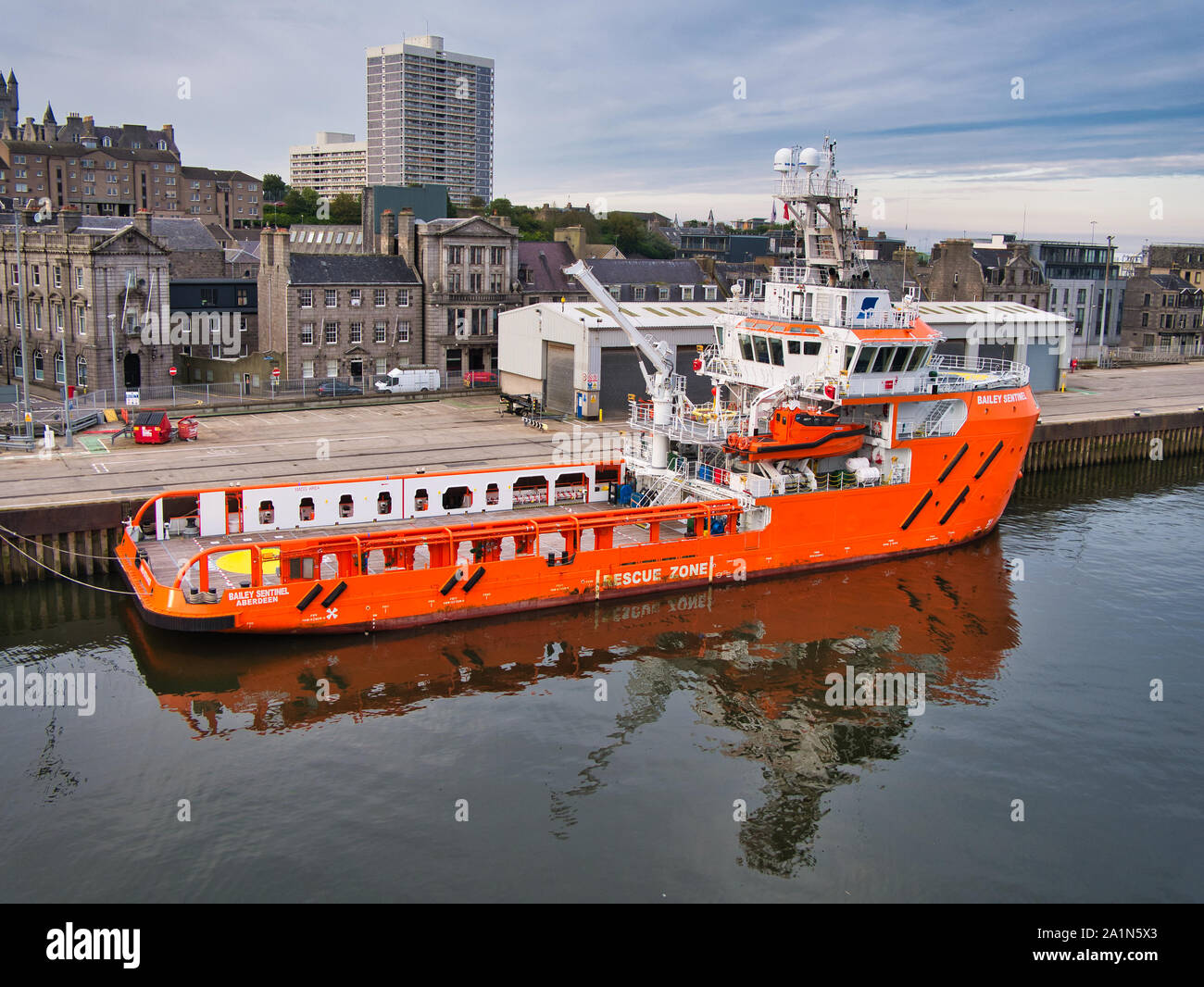 Bailey Sentinel Anker im Hafen von Aberdeen, Schottland, Großbritannien - dieses Schiff ist eine Offshore Tug/Schiff zur Versorgung im Jahr 2018 gebaut. Stockfoto